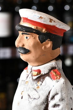 Вино Джорджиа Кантри Вайнс Киндзмараули 1 л красное полусладкое в керамической фигурке Сталина