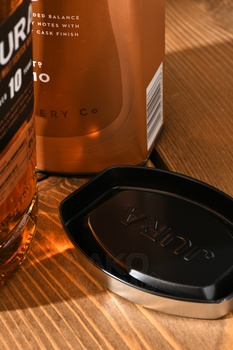 Jura 10 years old in tube - виски Джура 10 лет 0.7 л в тубе